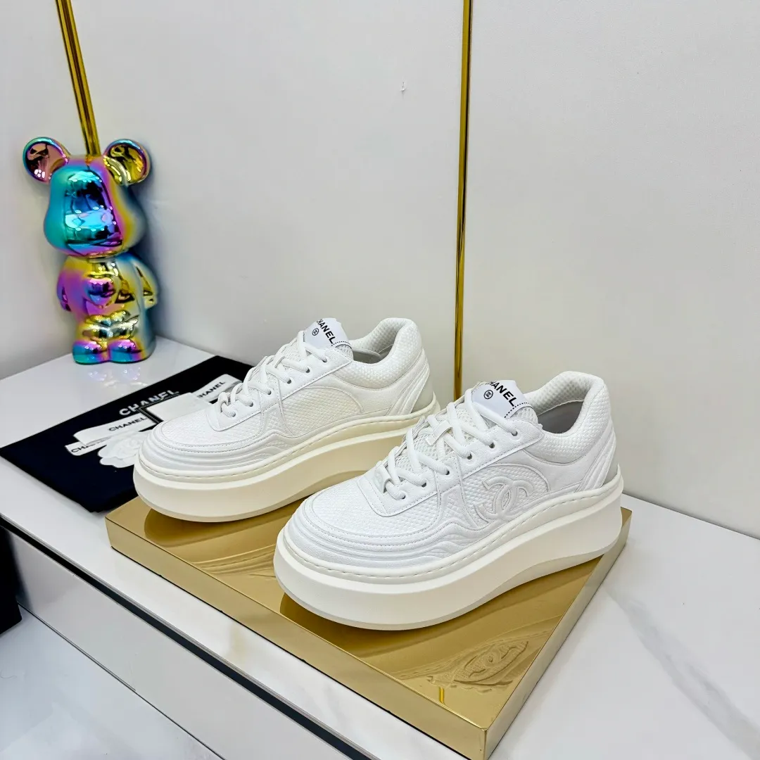👟👟Ex-factory price 680👟👟 Upgraded version, upgraded version, upgraded version! No rebuttal accepted! ! ! ! Chanel Chanel panda shoes! 2025 counter's top casual sports shoes. This classic design; the upper is electro-embroidered with a variety of techniques; the outsole is fashionable and sporty; the unusual inclusion of a variety of color matching elements... The diversified mix and match is very good-looking and versatile, and can be used for leisure, fashion, sports, and outdoor... ꫛꫀꪝ Go➫ Materials: ❶Upper made of: original imported first-layer silk cowhide + original waterproof cloth + original first-layer cowhide ❷Inner lining: Original Yangli+Net ❸Outsole based on: Original TPU combination outsole Counter boutique packaging complete set for women 35–41 👉 👉 👉 👉 👉 👉 👉